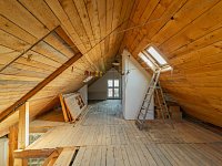 Velkorysý dům s potenciálem vícegeneračního bydlení i rekreace v srdci Velkých Losin - Podkrový