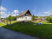 Velkorysý dům s potenciálem vícegeneračního bydlení i rekreace v srdci Velkých Losin - Pohled na dům