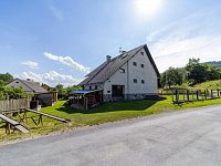 Velkorysý dům s potenciálem vícegeneračního bydlení i rekreace v srdci Velkých Losin - Pohled na dům