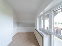 Velkorysý dům s potenciálem vícegeneračního bydlení i rekreace v srdci Velkých Losin - Pokoj s přípravou na kuchyň a terasu