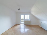 Velkorysý dům s potenciálem vícegeneračního bydlení i rekreace v srdci Velkých Losin - Pokoj s terasou