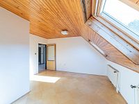 Velkorysý dům s potenciálem vícegeneračního bydlení i rekreace v srdci Velkých Losin - Pokoj s vlastní koupelnu ve 2. podlaží