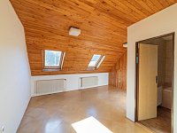 Velkorysý dům s potenciálem vícegeneračního bydlení i rekreace v srdci Velkých Losin - Pokoj s vlastní koupelnu ve 2. podlaží
