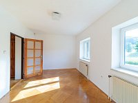 Velkorysý dům s potenciálem vícegeneračního bydlení i rekreace v srdci Velkých Losin - Pokoj v 1. podlaží