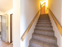 Velkorysý dům s potenciálem vícegeneračního bydlení i rekreace v srdci Velkých Losin - Schodiště ze sklepa do 1. podlaží
