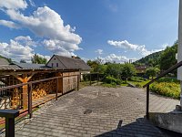 Velkorysý dům s potenciálem vícegeneračního bydlení i rekreace v srdci Velkých Losin - Terasa před domem
