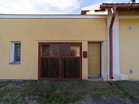 Rodinný dům 4+1 s pozemkem 1 029 m², garáží, sklepem a velkou půdou | Břidličná - Čelní pohled na vchod domu