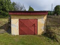 Rodinný dům 4+1 s pozemkem 1 029 m², garáží, sklepem a velkou půdou | Břidličná - Garáž