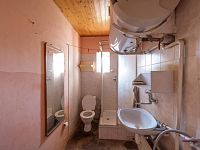 Rodinný dům 4+1 s pozemkem 1 029 m², garáží, sklepem a velkou půdou | Břidličná - Koupelna