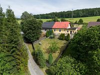 Rodinný dům 4+1 s pozemkem 1 029 m², garáží, sklepem a velkou půdou | Břidličná - Pohled na dům od zahrady