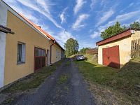 Rodinný dům 4+1 s pozemkem 1 029 m², garáží, sklepem a velkou půdou | Břidličná - Příjezdová cesta k domu