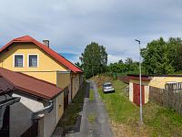 Rodinný dům 4+1 s pozemkem 1 029 m², garáží, sklepem a velkou půdou | Břidličná - Příjezdová cesta k domu