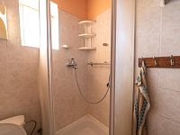Rodinný dům 4+1 s pozemkem 1 029 m², garáží, sklepem a velkou půdou | Břidličná - Sprchový kout