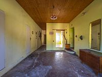 Rodinný dům 4+1 s pozemkem 1 029 m², garáží, sklepem a velkou půdou | Břidličná - Vstupní chodba