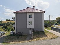 Byt 3+1 po kompletní rekonstrukci, balkon, krásný výhled | Krchleby - boční vchod do sklepa domu.jpg