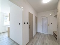Byt 3+1 po kompletní rekonstrukci, balkon, krásný výhled | Krchleby - chodba I.jpg