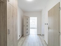 Byt 3+1 po kompletní rekonstrukci, balkon, krásný výhled | Krchleby - chodba III.jpg
