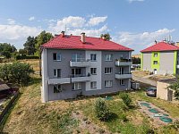 Byt 3+1 po kompletní rekonstrukci, balkon, krásný výhled | Krchleby - pohled na dům II.jpg
