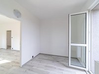 Byt 3+1 po kompletní rekonstrukci, balkon, krásný výhled | Krchleby - pokoj s balkónem.jpg