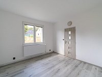Byt 3+1 po kompletní rekonstrukci, balkon, krásný výhled | Krchleby - pokoj vedle kuchyně.jpg