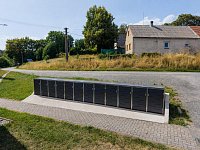 Byt 3+1 po kompletní rekonstrukci, balkon, krásný výhled | Krchleby - popelnice u domu.jpeg