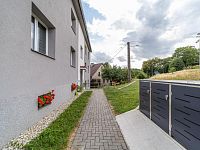 Byt 3+1 po kompletní rekonstrukci, balkon, krásný výhled | Krchleby - vstup k domu.jpg