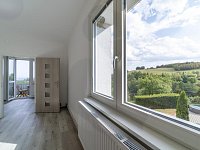 Byt 3+1 po kompletní rekonstrukci, balkon, krásný výhled | Krchleby - výhled u obývacího pokoje.jpg
