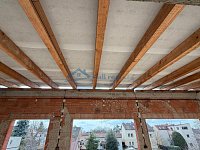 Rozestavěný rodinný dům o 3 bytových jednotkách Praha Satalice - krov