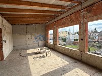 Rozestavěný rodinný dům o 3 bytových jednotkách Praha Satalice - podkroví