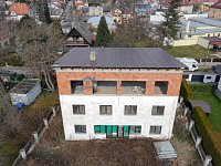 Rozestavěný rodinný dům o 3 bytových jednotkách Praha Satalice - zadní trakt
